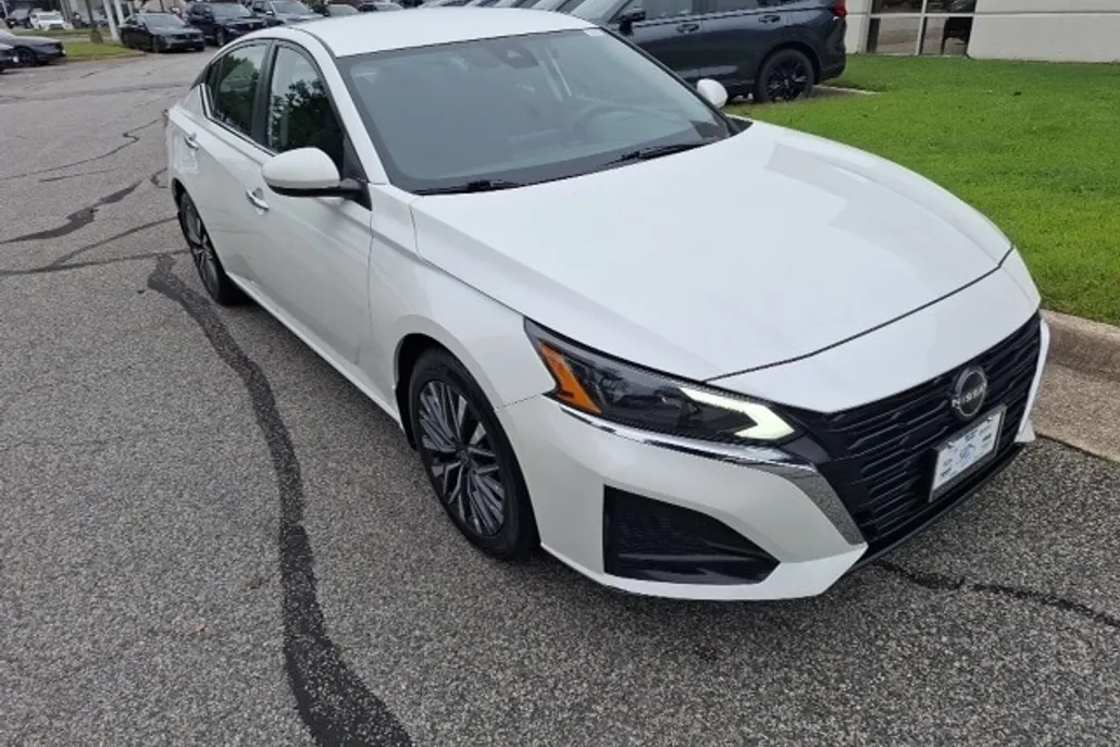 2023 Nissan Altima 2.5 SV photo 1