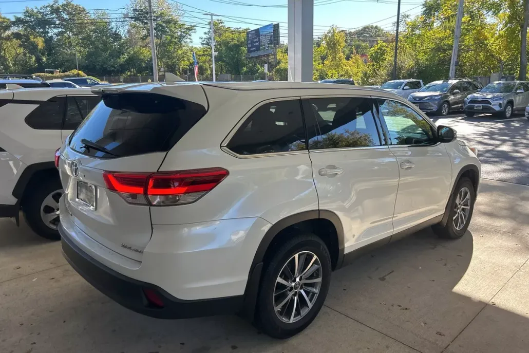 2019 Toyota Highlander SE XLE photo 1