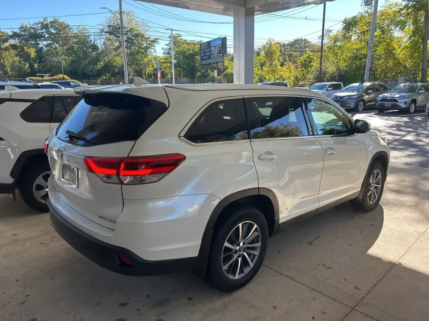 2019 Toyota Highlander SE XLE photo 1