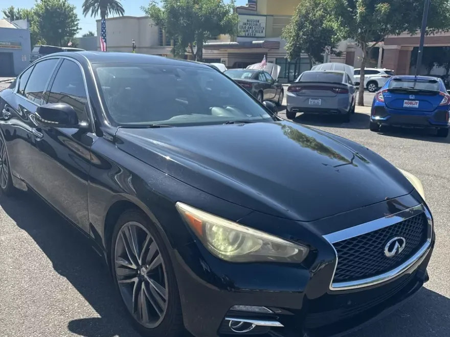 2016 Infiniti Q50 Hybrid photo 1