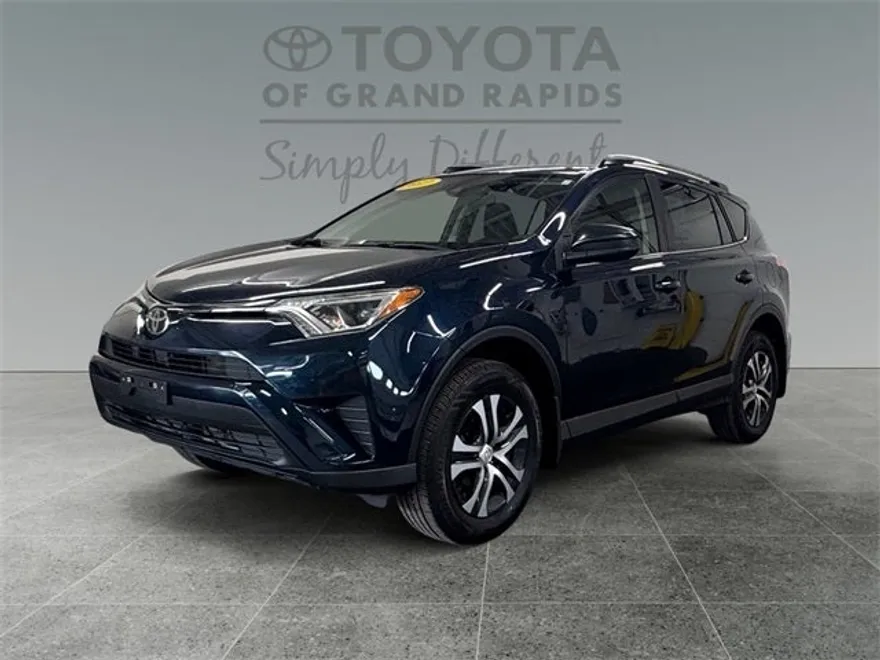2017 Toyota RAV4 LE photo 1