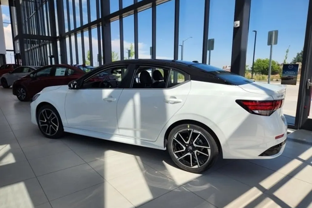 2025 Nissan Sentra SR photo 1