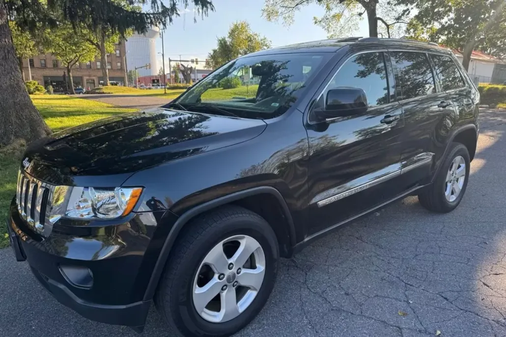 2012 Jeep Grand Cherokee Laredo Sport photo 1
