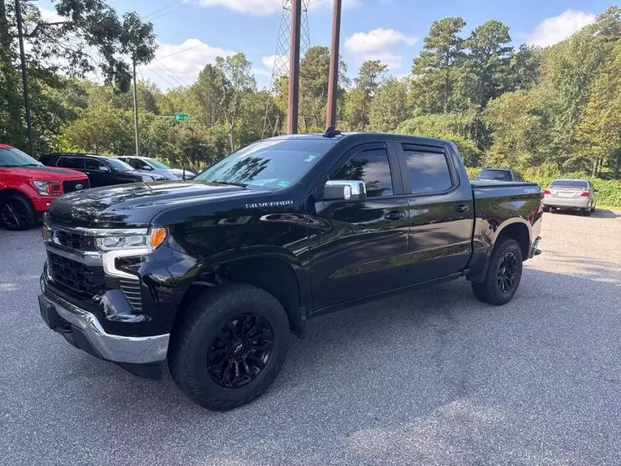 2023 Chevrolet Silverado 1500 LT photo 1