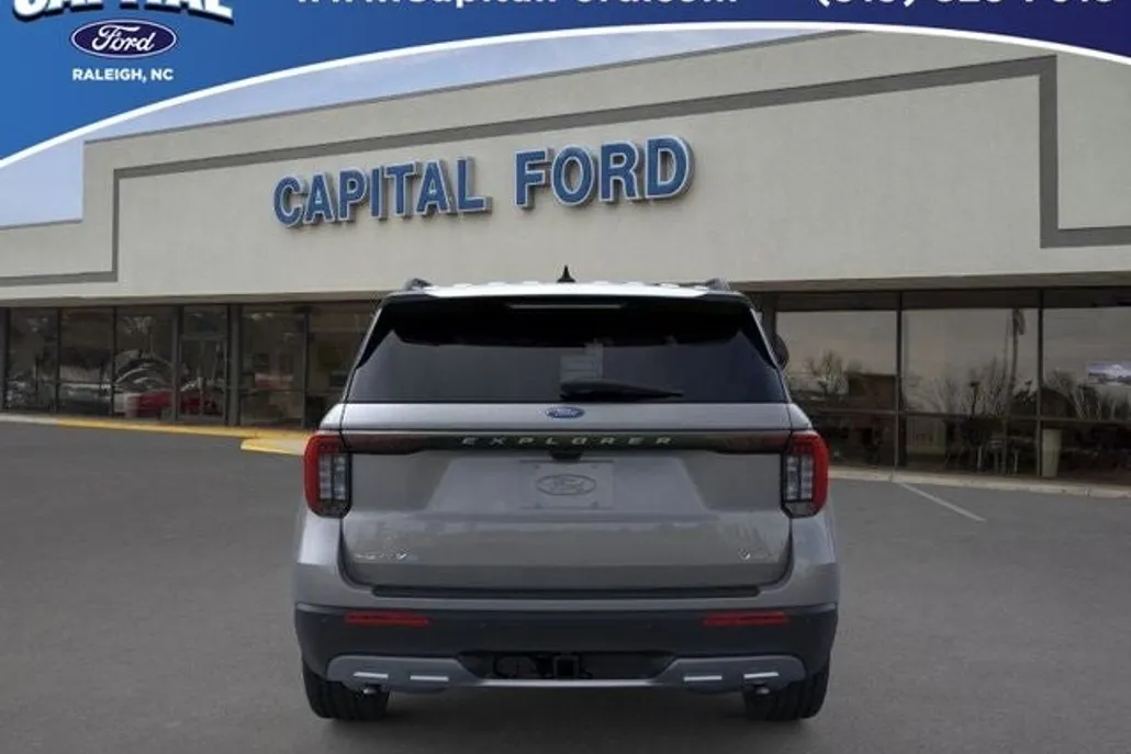 2025 Ford Explorer photo 1