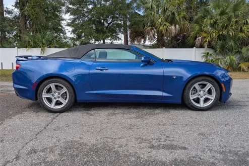 2021 Chevrolet Camaro 1LT photo 2