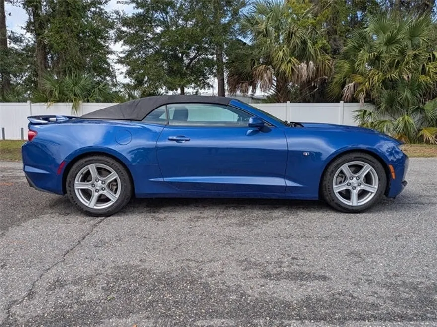 2021 Chevrolet Camaro 1LT photo 2