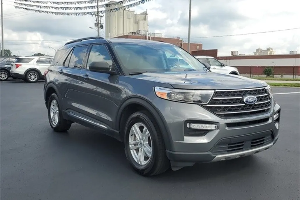 2023 Ford Explorer XLT photo 1