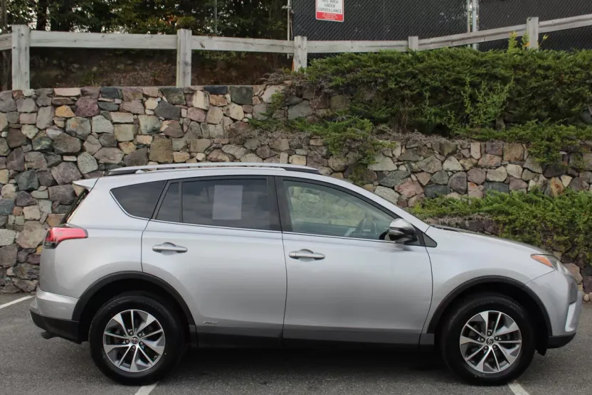 2017 Toyota RAV4 Hybrid XLE Sport photo 1