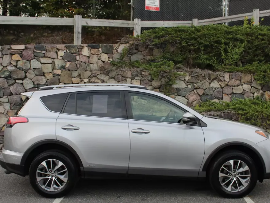 2017 Toyota RAV4 Hybrid XLE Sport photo 1