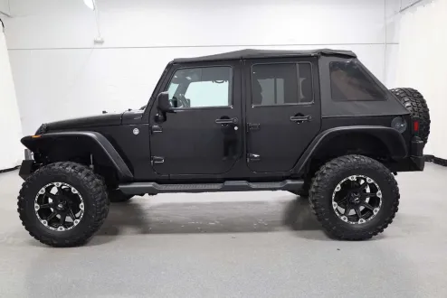2014 Jeep Wrangler Unlimited Sahara photo 2