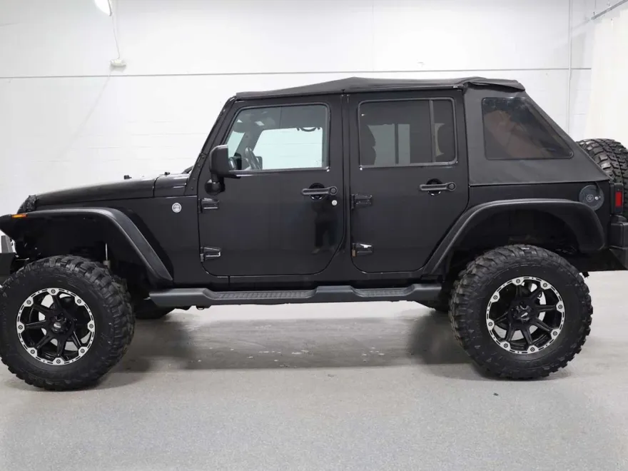 2014 Jeep Wrangler Unlimited Sahara photo 2
