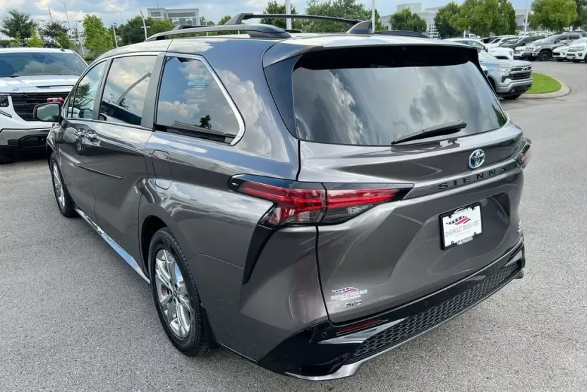 2022 Toyota Sienna XSE photo 1