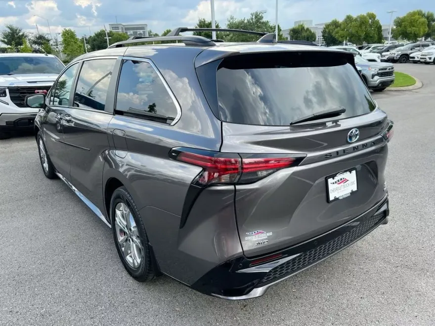 2022 Toyota Sienna XSE photo 1