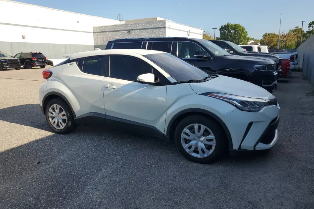 2020 Toyota C-HR LE photo 1