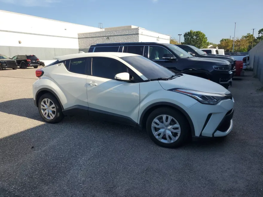 2020 Toyota C-HR LE photo 1