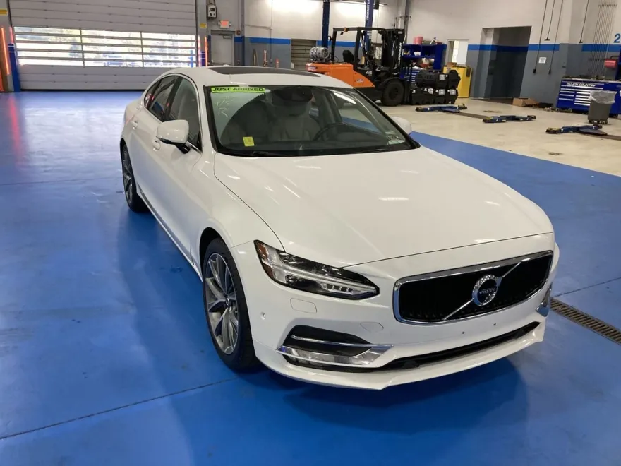 2017 Volvo S90 T6 Momentum photo 1