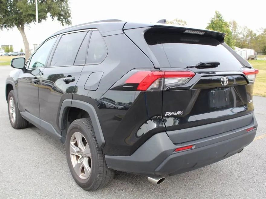 2022 Toyota RAV4 XLE photo 4