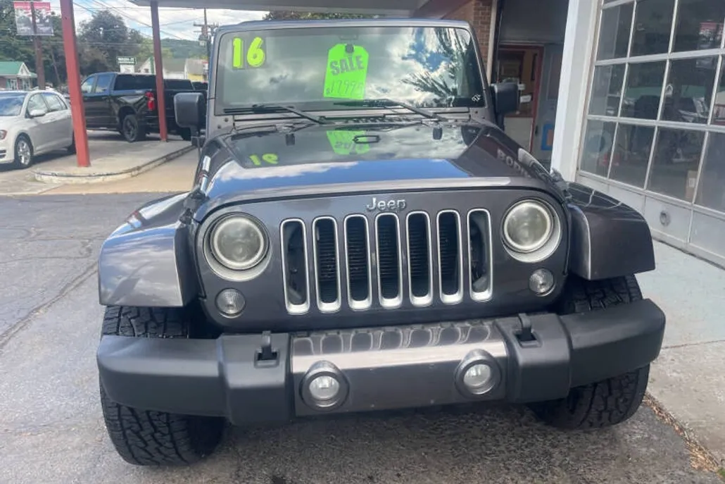 2016 Jeep Wrangler Unlimited Sahara photo 1