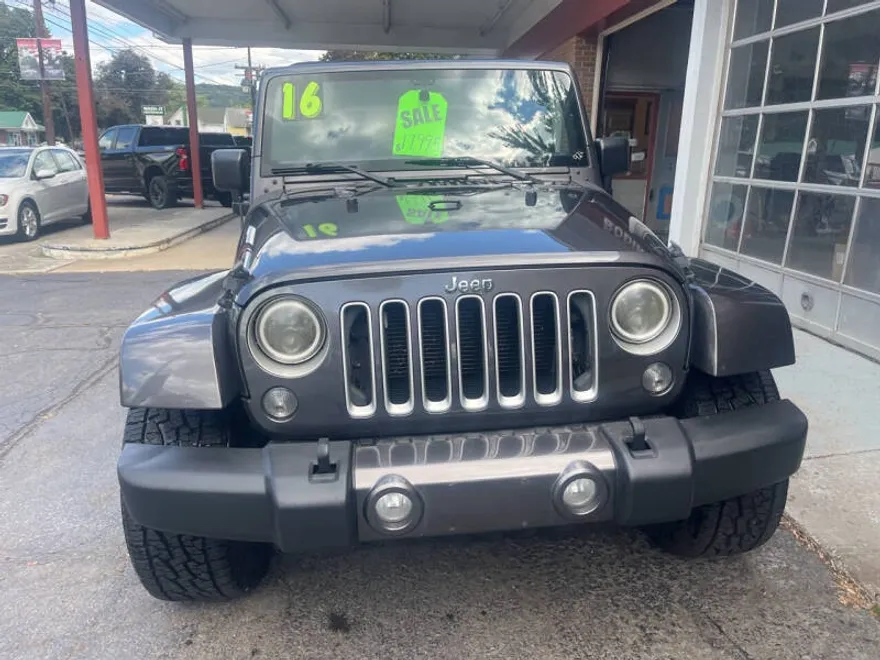 2016 Jeep Wrangler Unlimited Sahara photo 1