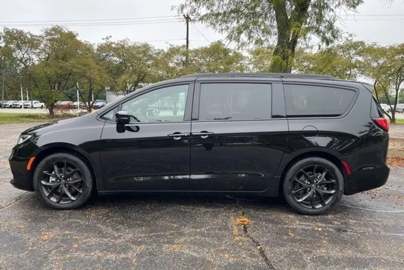 2025 Chrysler Pacifica Limited photo 1