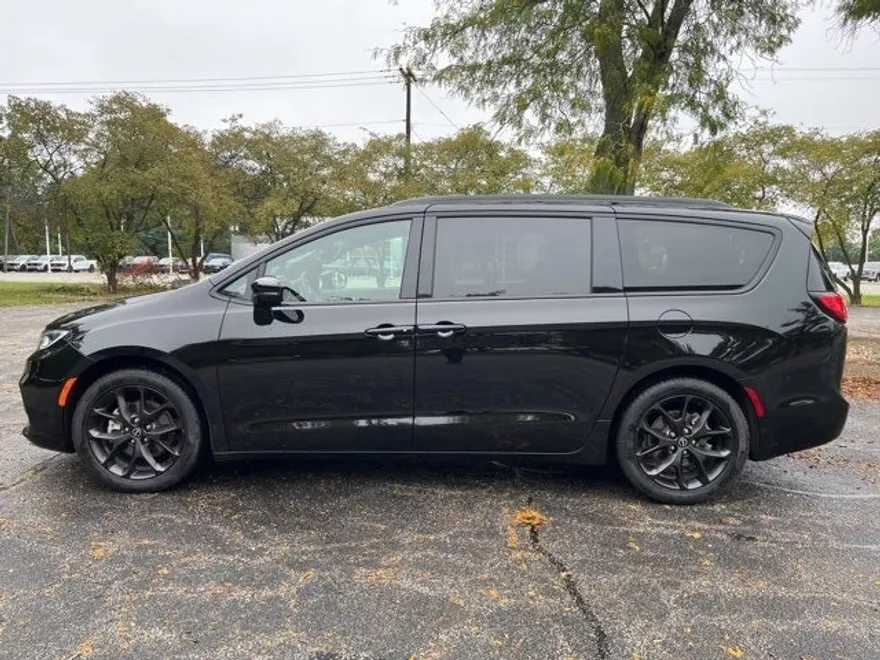2025 Chrysler Pacifica Limited photo 1