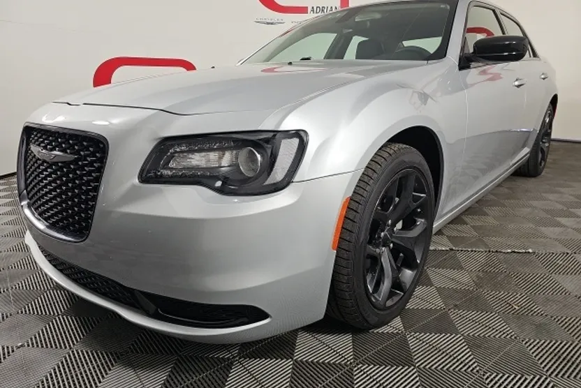 2023 Chrysler 300 Touring photo 1