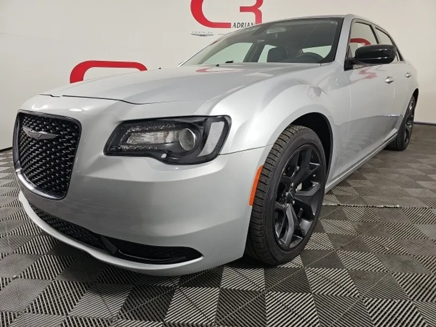 2023 Chrysler 300 Touring photo 1