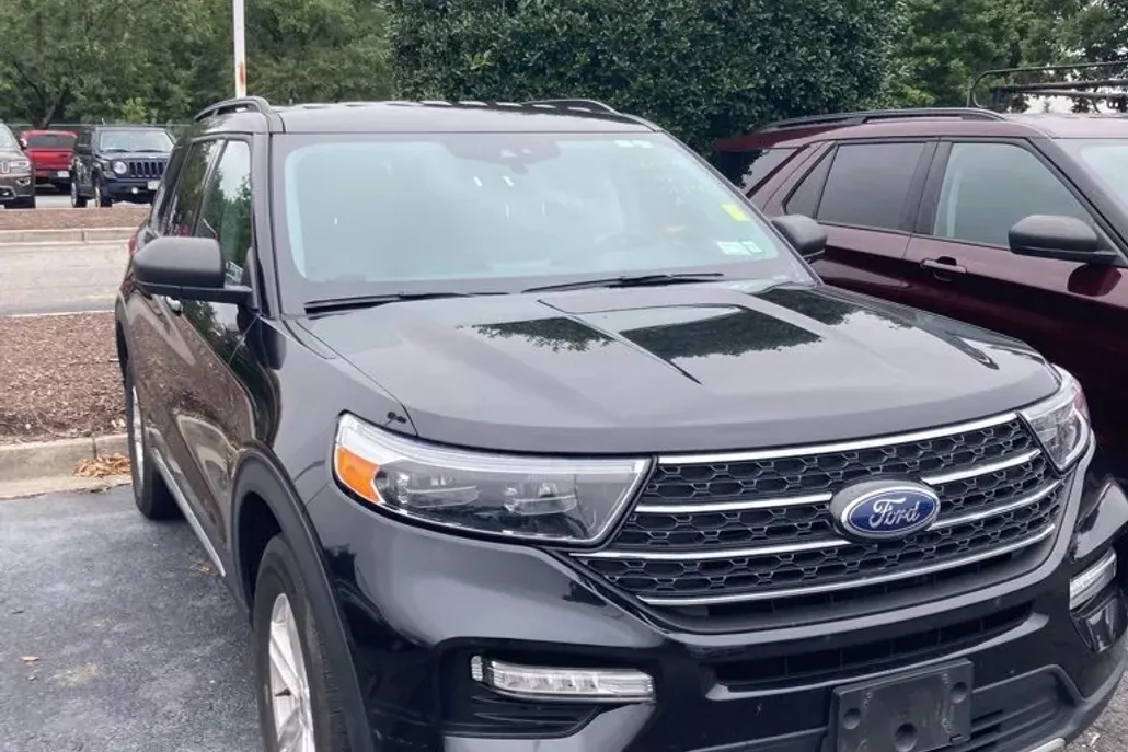 2023 Ford Explorer XLT photo 1
