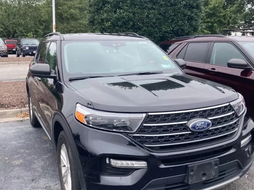 2023 Ford Explorer XLT photo 1
