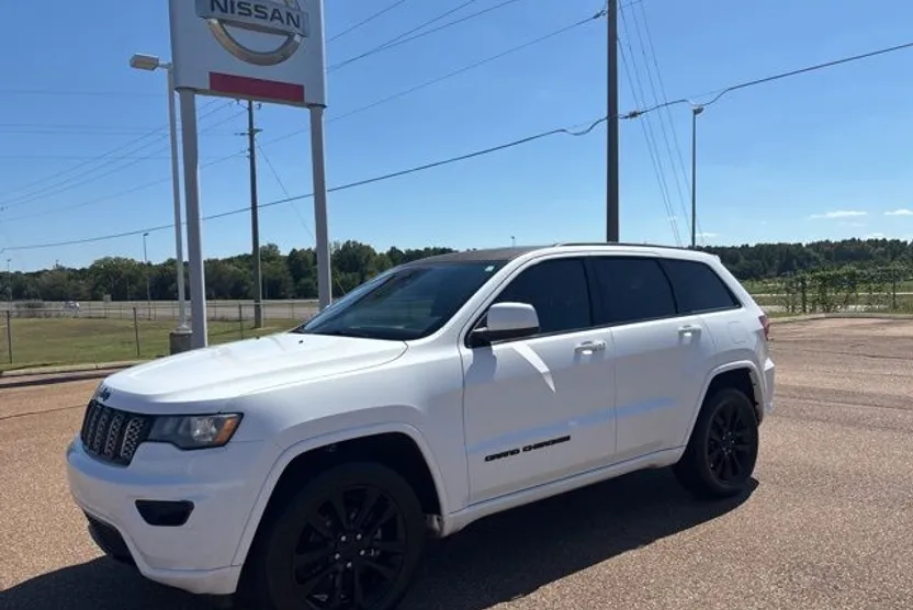 2017 Jeep Grand Cherokee Laredo photo 1