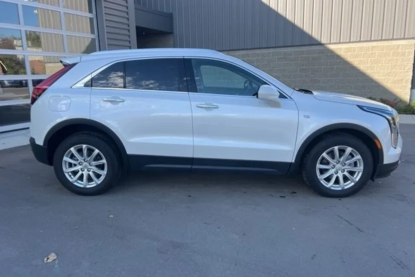 2022 Cadillac XT4 Luxury photo 1