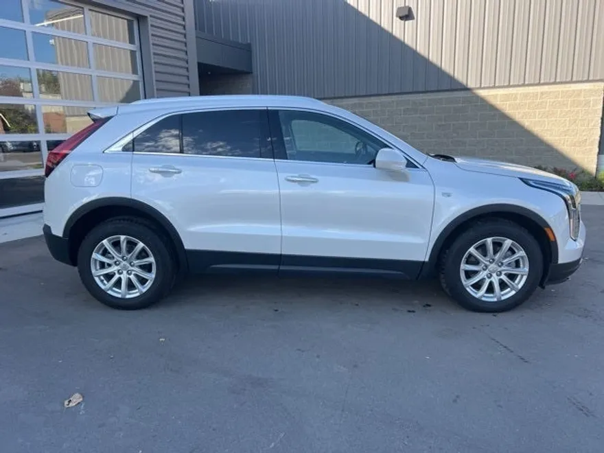 2022 Cadillac XT4 Luxury photo 1