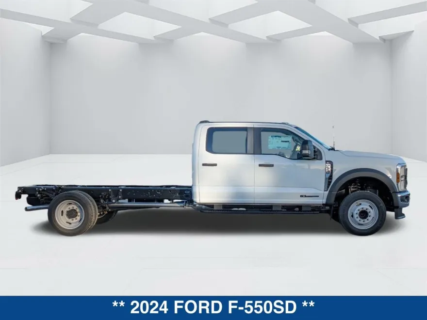 2024 Ford F-550 photo 1