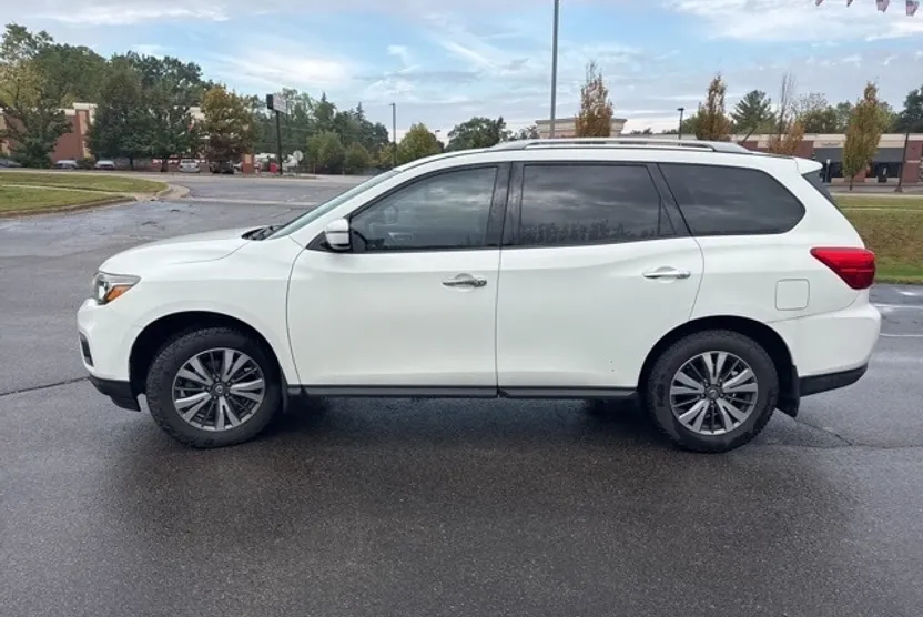 2017 Nissan Pathfinder SV photo 1
