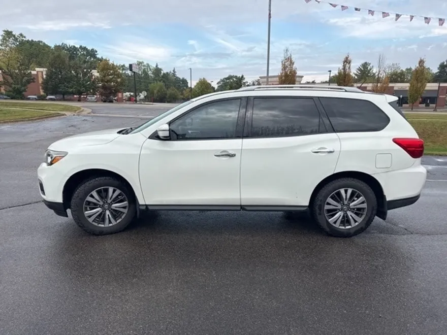 2017 Nissan Pathfinder SV photo 1