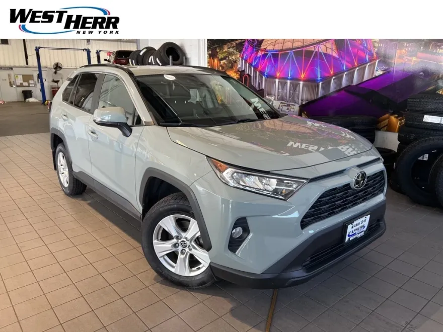 2021 Toyota RAV4 XLE photo 1