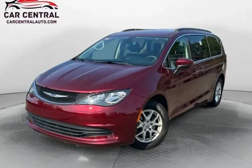 2020 Chrysler Voyager LXi photo 1