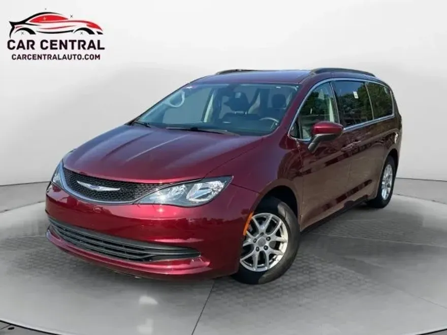 2020 Chrysler Voyager LXi photo 1