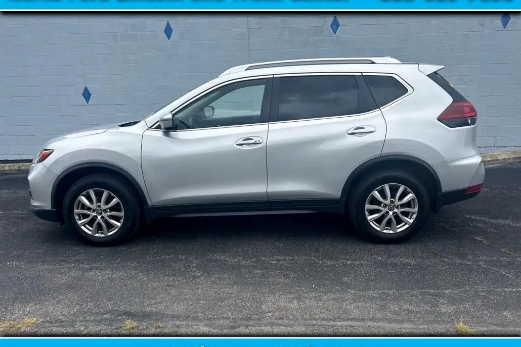 2019 Nissan Rogue SV photo 1