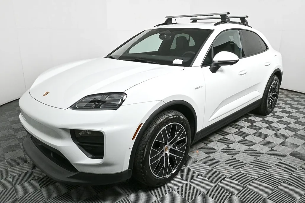 2025 Porsche Macan Electric photo 1