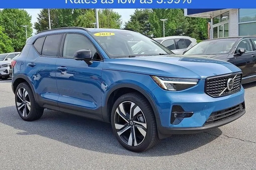 2024 Volvo XC40 AWD Plus photo 1