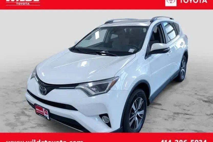 2017 Toyota RAV4 XLE photo 1