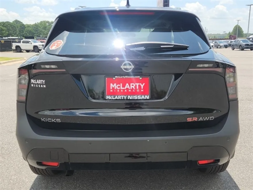 2025 Nissan Kicks SR photo 1