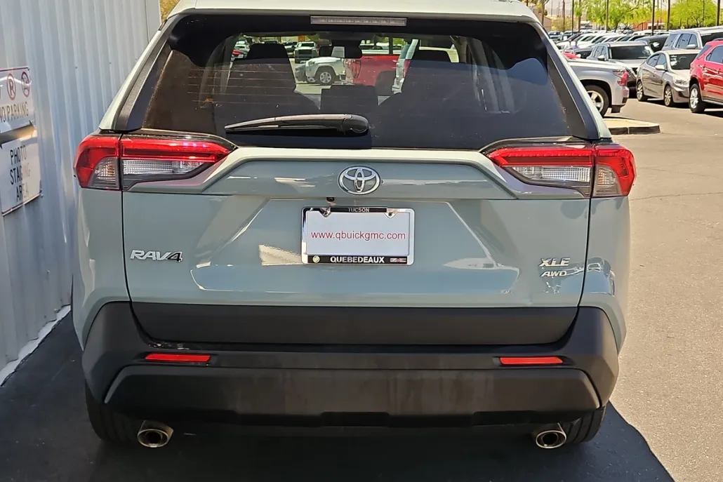 2022 Toyota RAV4 XLE photo 1