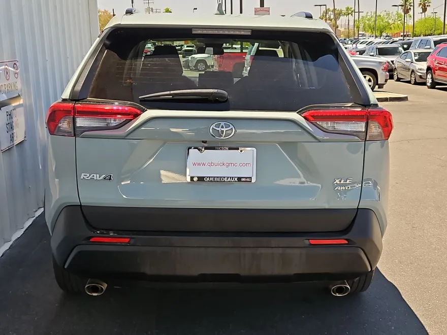2022 Toyota RAV4 XLE photo 1
