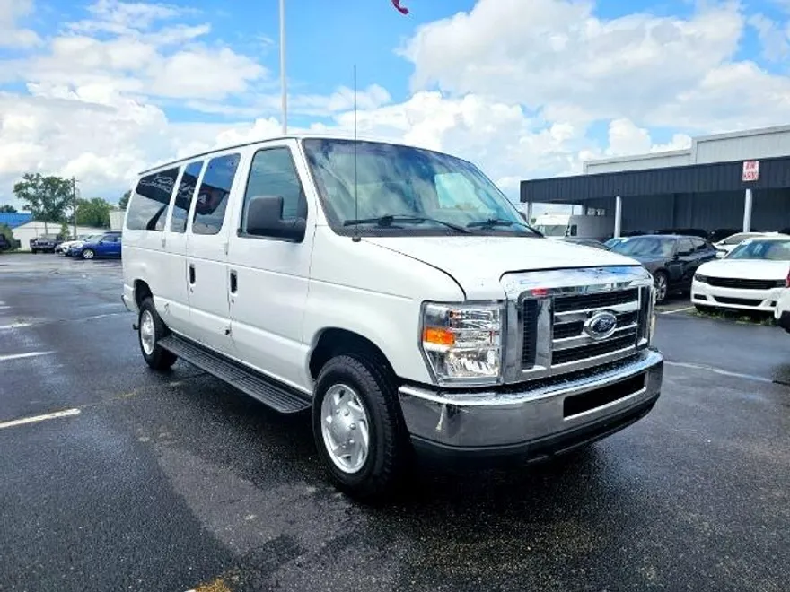 2011 Ford E-350 photo 1