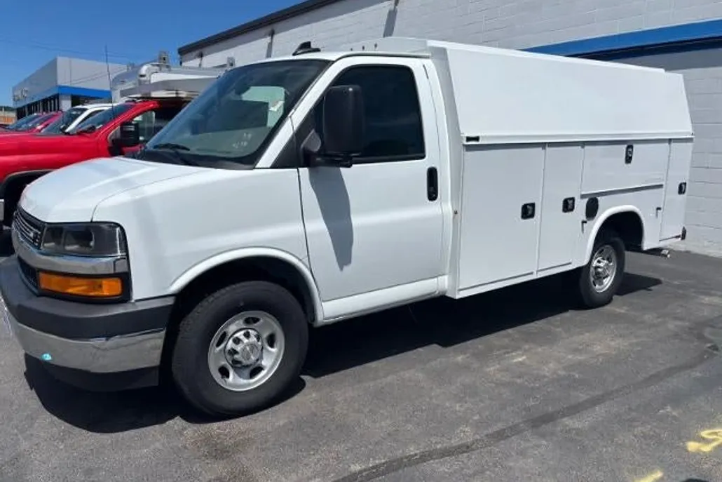 2024 Chevrolet Express Cutaway 3500 Base photo 1