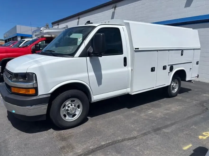 2024 Chevrolet Express Cutaway 3500 Base photo 1