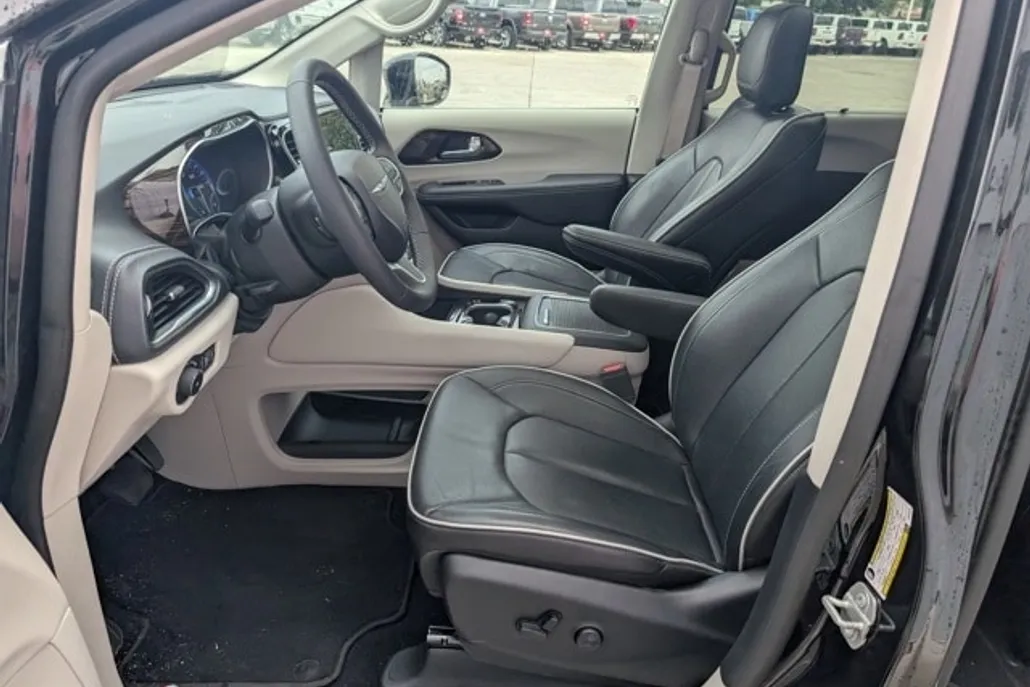 2024 Chrysler Pacifica Limited photo 1
